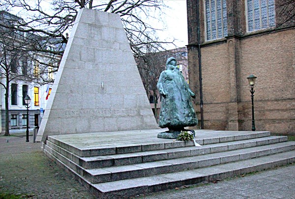 216-Памятник королеве Вильгельмине